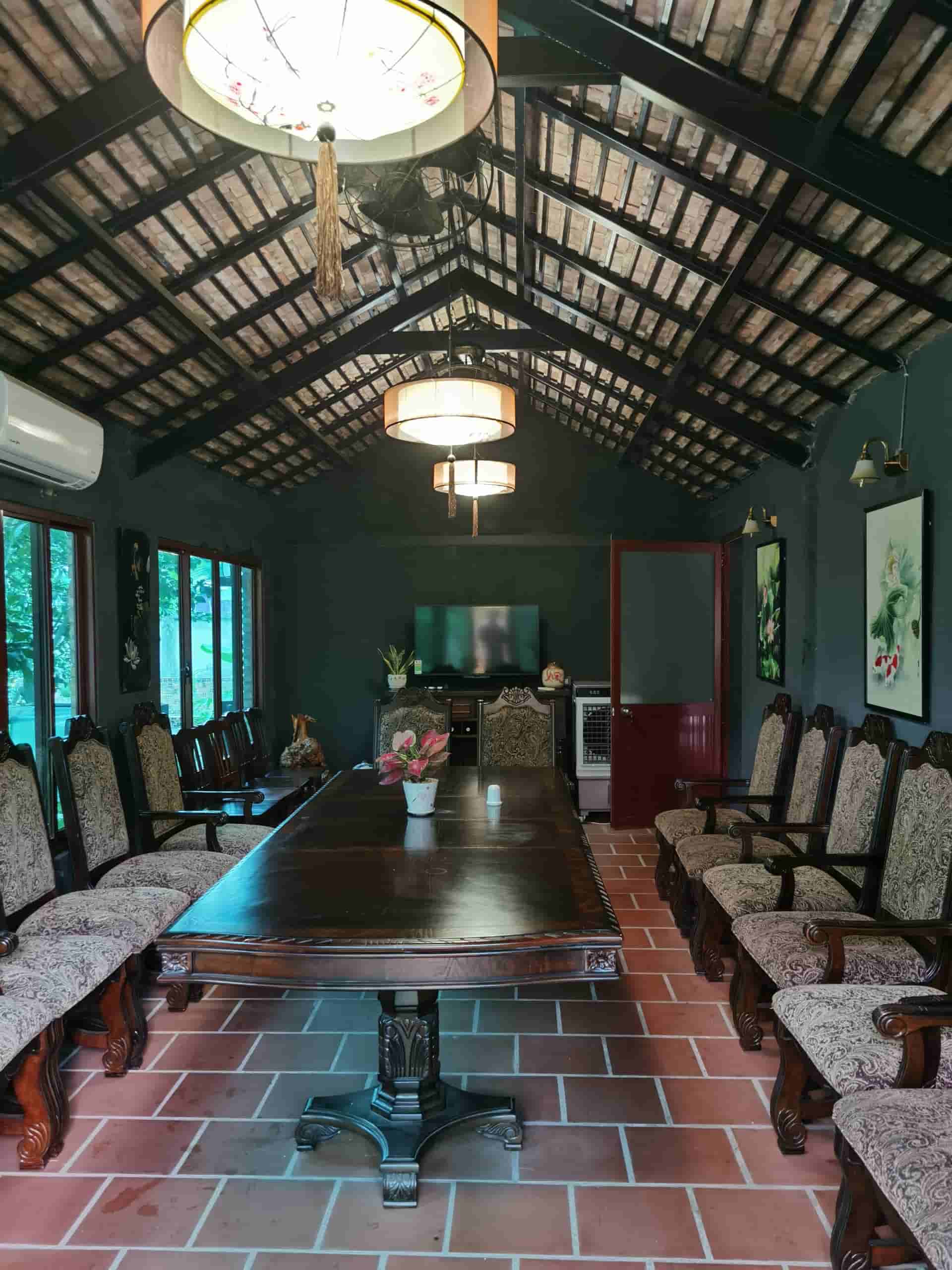 Phòng hội nghị và tiệc tối riêng tư với nội thất gỗ cổ điển sang trọng tại Haan Boutique Resort.