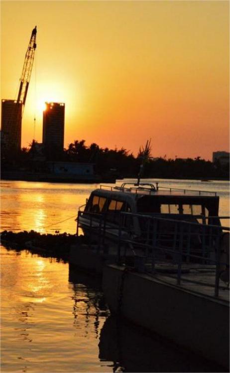 Banner ưu đãi HAAN Resort - Cảnh hoàng hôn lãng mạn trên cầu cảng hồ bơi