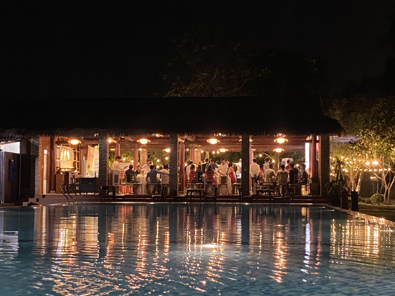 Tiệc tối ngoài trời lung linh bên hồ bơi vô cực tại Haan Boutique Resort.