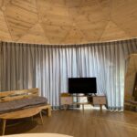 Phòng nghỉ thiết kế gỗ ấm cúng với trần nhà mái vòm độc đáo tại Haan Boutique Resort.