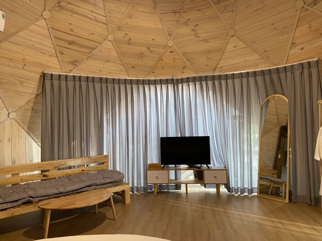 Phòng nghỉ thiết kế gỗ ấm cúng với trần nhà mái vòm độc đáo tại Haan Boutique Resort.