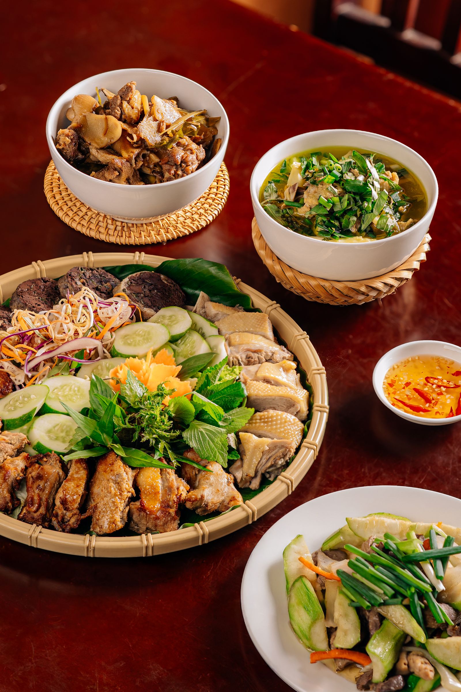 Mâm cơm quê dân dã với gà luộc và các món xào đậm đà tại HAAN Boutique Resort