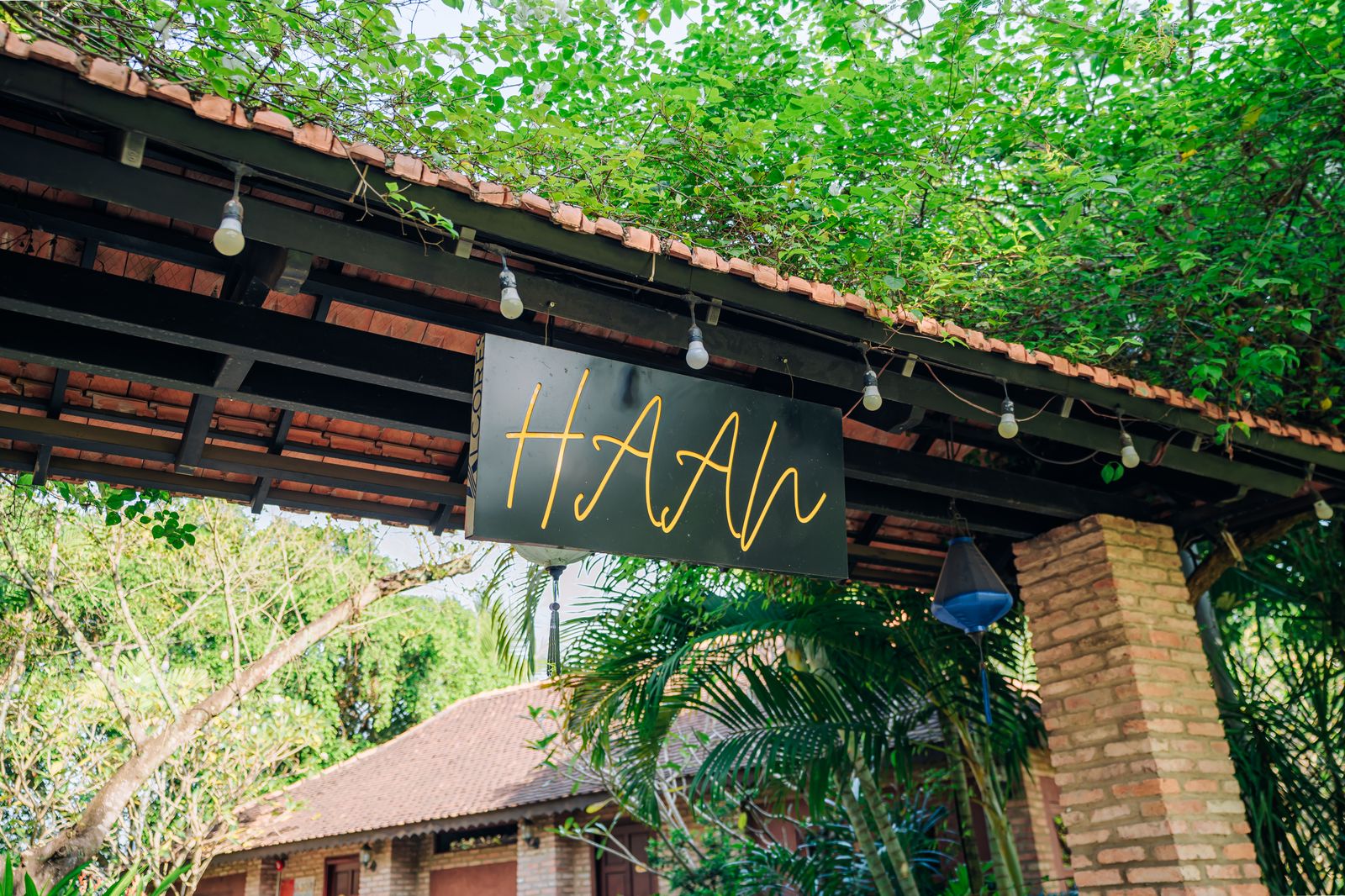 Bảng hiệu Haan Boutique Resort thiết kế nghệ thuật tại khu nghỉ dưỡng Thủ Đức.