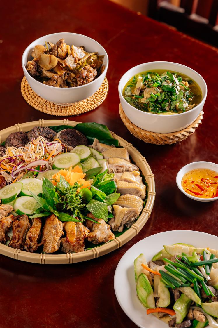 Mâm cơm quê dân dã với gà luộc và các món xào đậm đà tại HAAN Boutique Resort