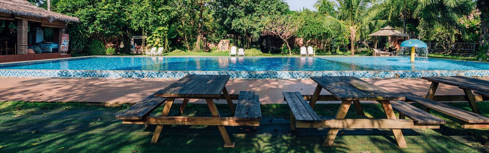 Khu vực thư giãn cạnh hồ bơi tại khu nghỉ dưỡng Haan Boutique Thủ Đức